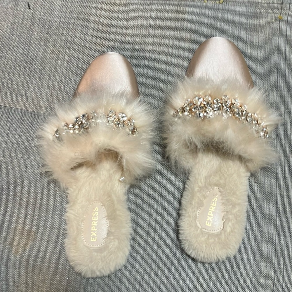 Express shoes slipper size M